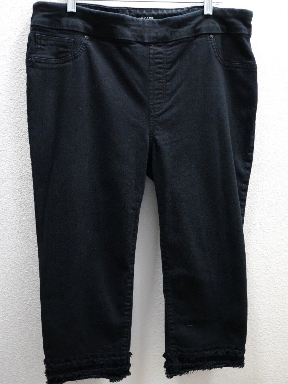 Chico's Black Denim Pull On 3 Row Raw Hem Capri Jeans size 2.5